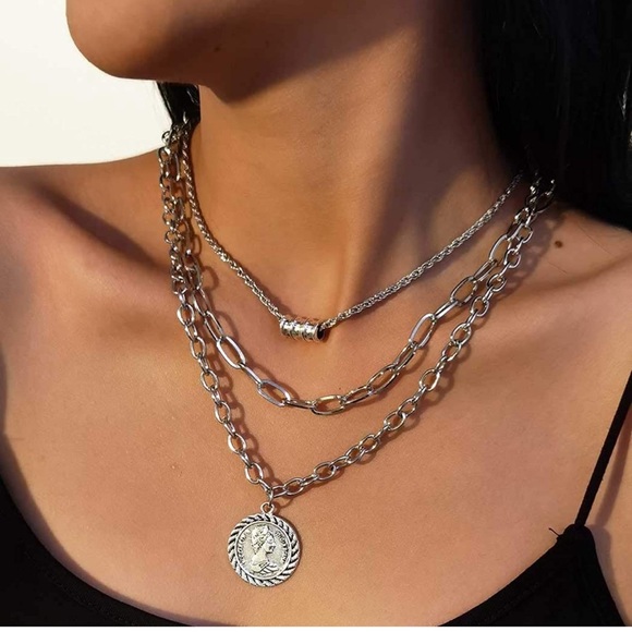 Jewelry - 🎉🎉HP🎉🎉Silver Layered Necklace Set